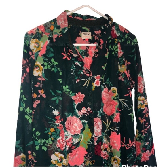 Semi-sheer floral blouse - Picture 2 of 6